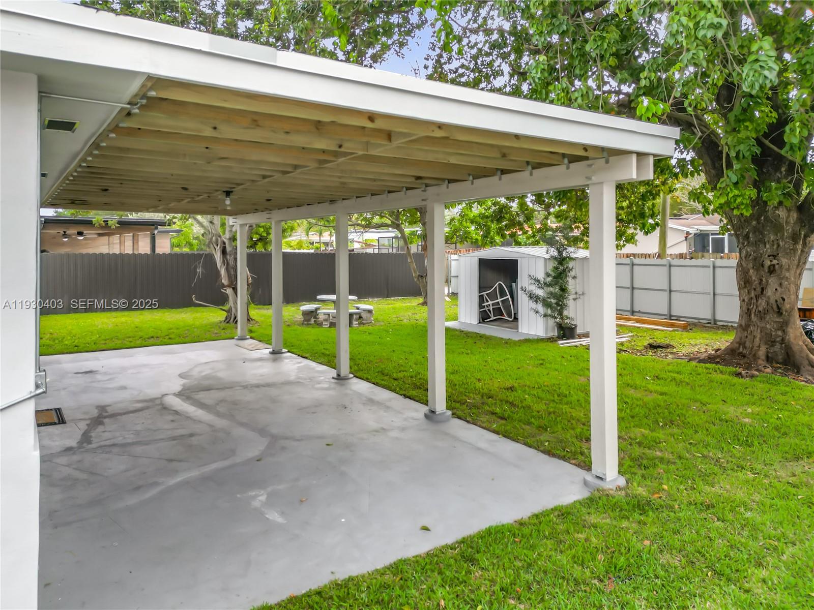 HOLLYWOOD HILLS - Residential