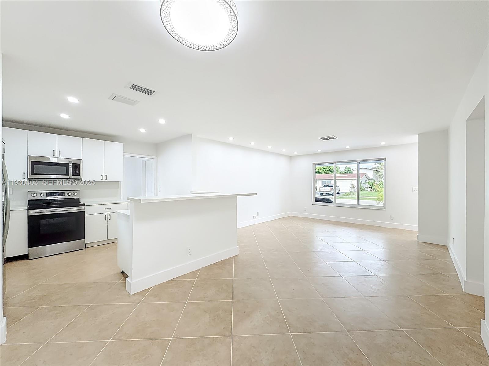 HOLLYWOOD HILLS - Residential