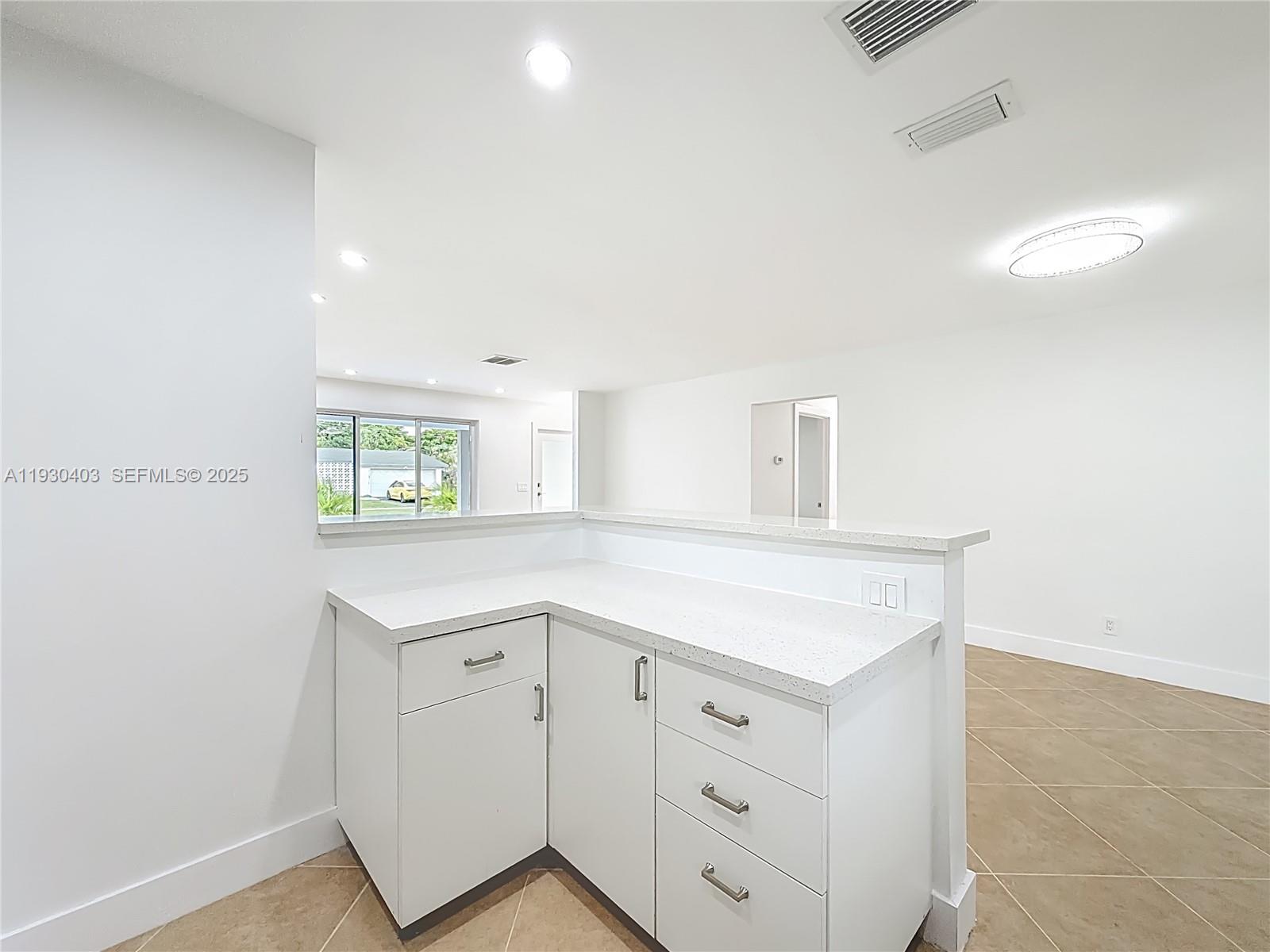 HOLLYWOOD HILLS - Residential