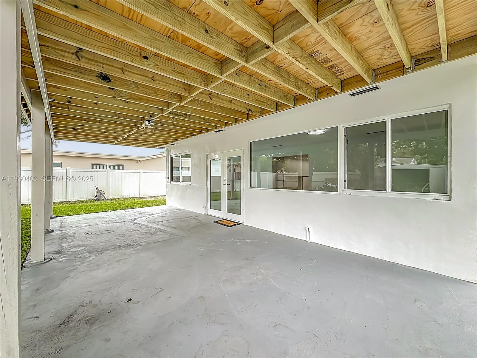 HOLLYWOOD HILLS - Residential