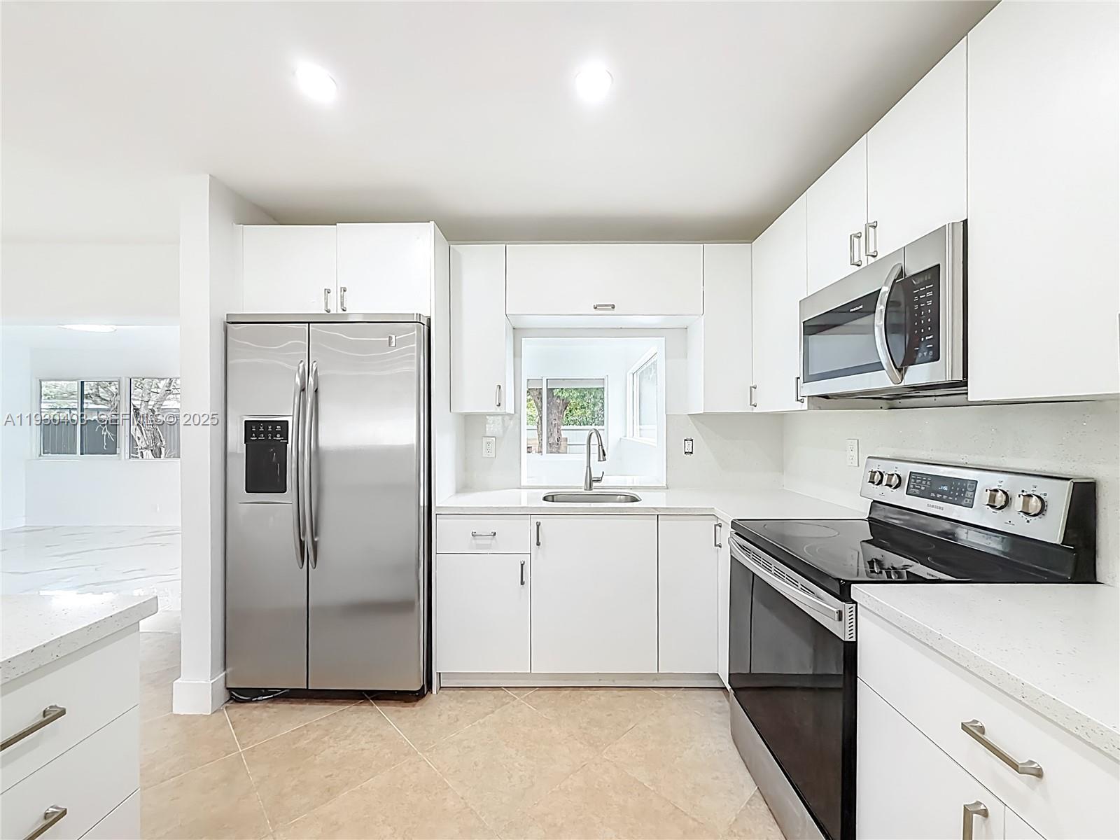 HOLLYWOOD HILLS - Residential