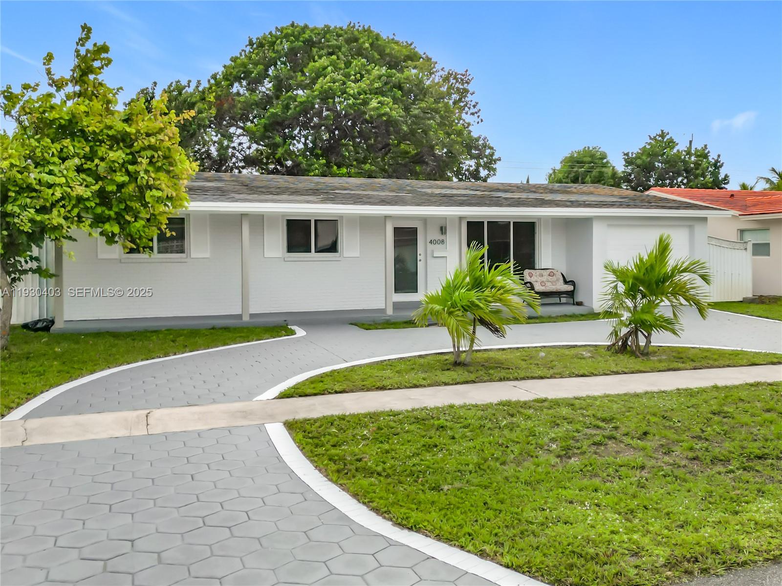 HOLLYWOOD HILLS - Residential