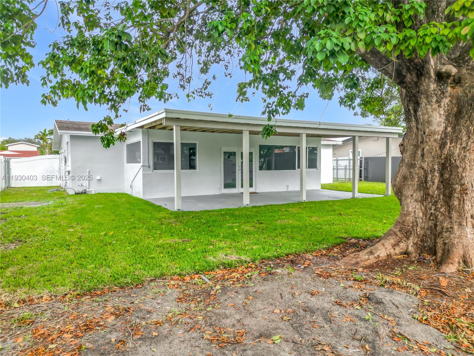 HOLLYWOOD HILLS - Residential