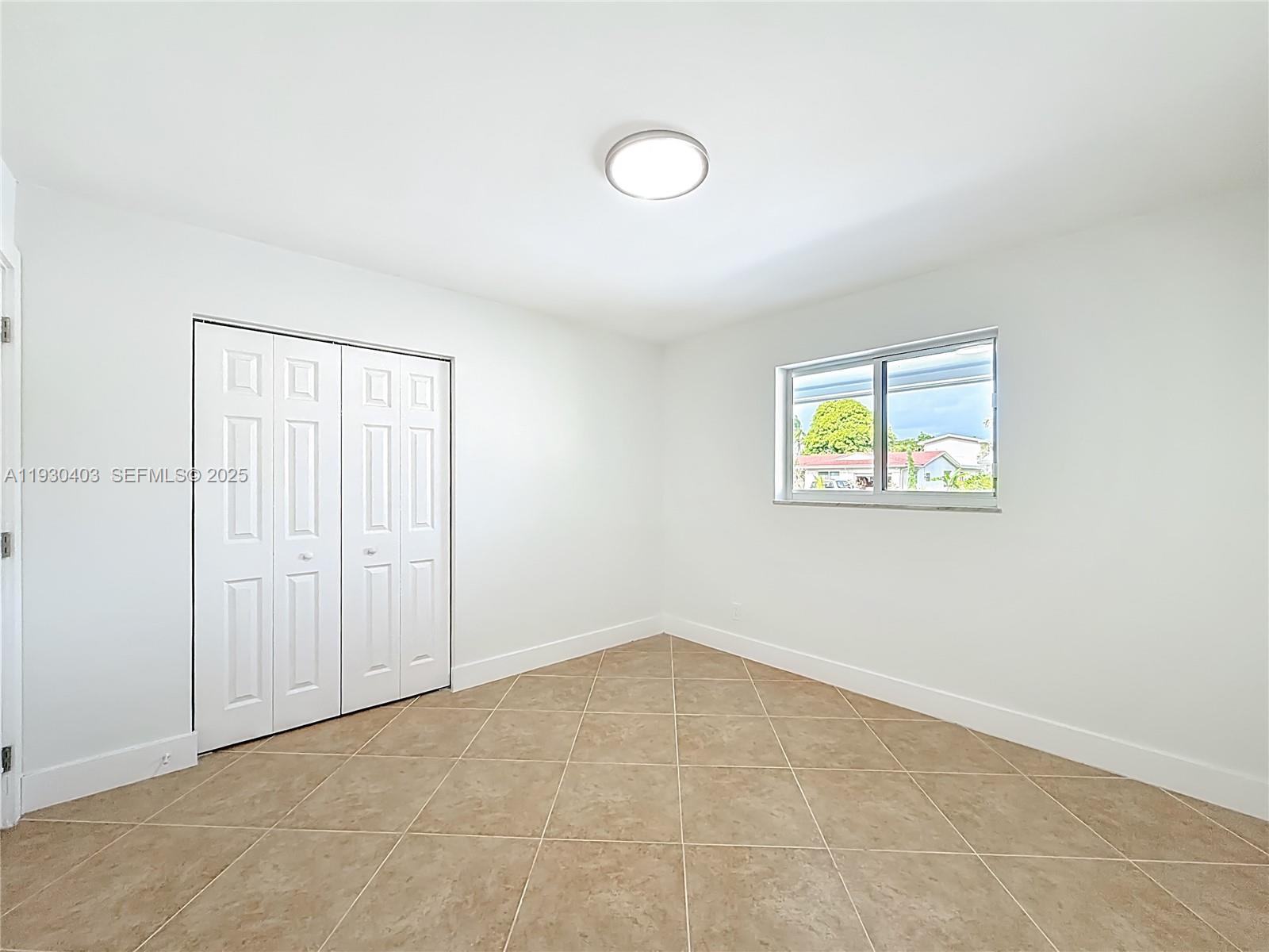 HOLLYWOOD HILLS - Residential