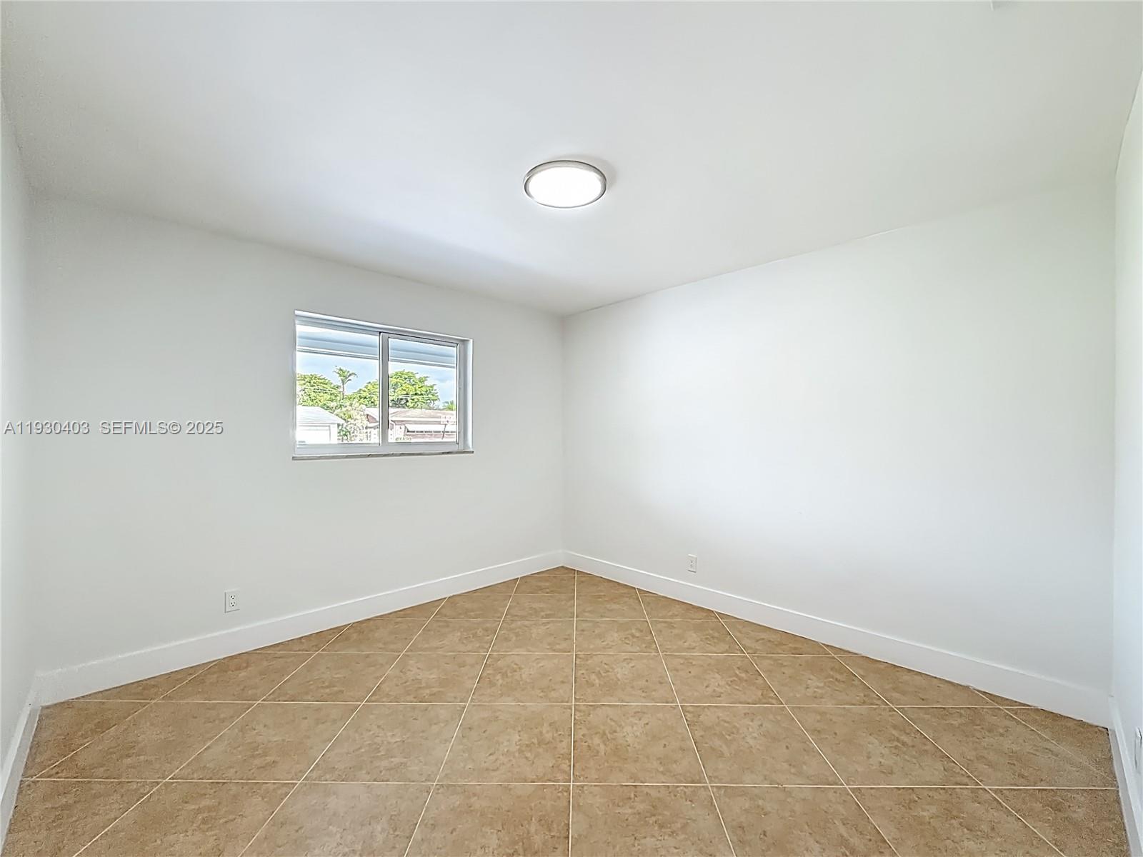 HOLLYWOOD HILLS - Residential