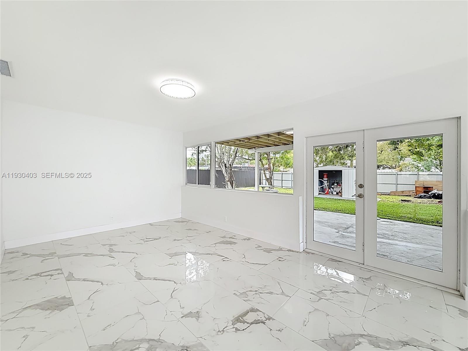 HOLLYWOOD HILLS - Residential