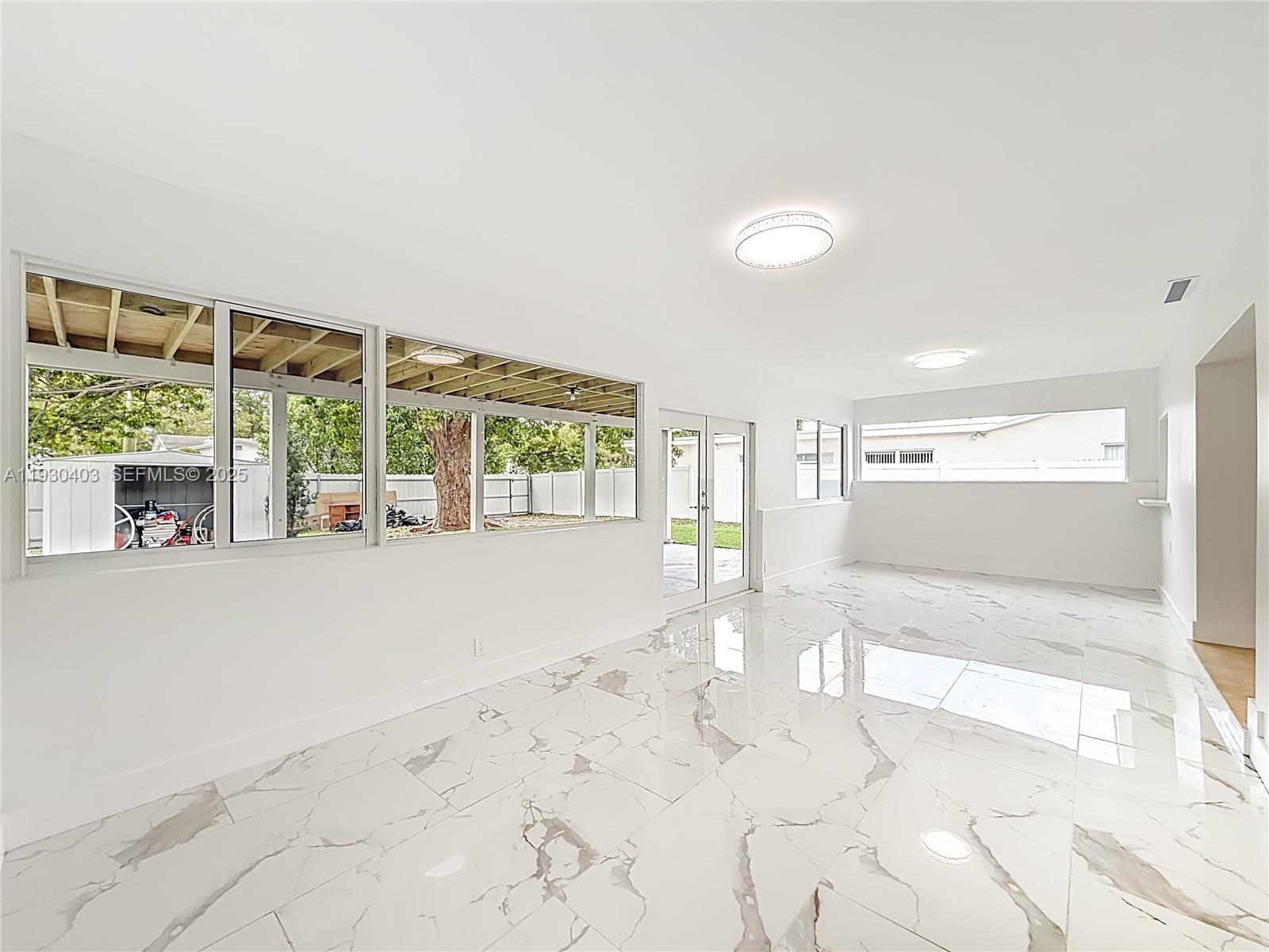 HOLLYWOOD HILLS - Residential