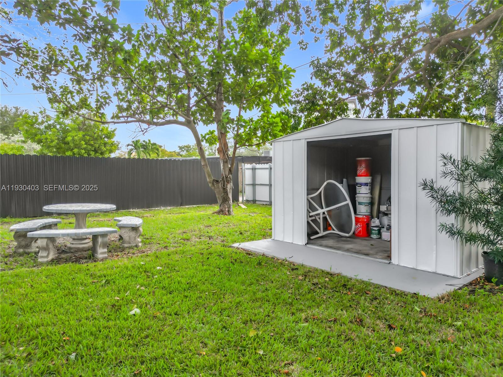 HOLLYWOOD HILLS - Residential