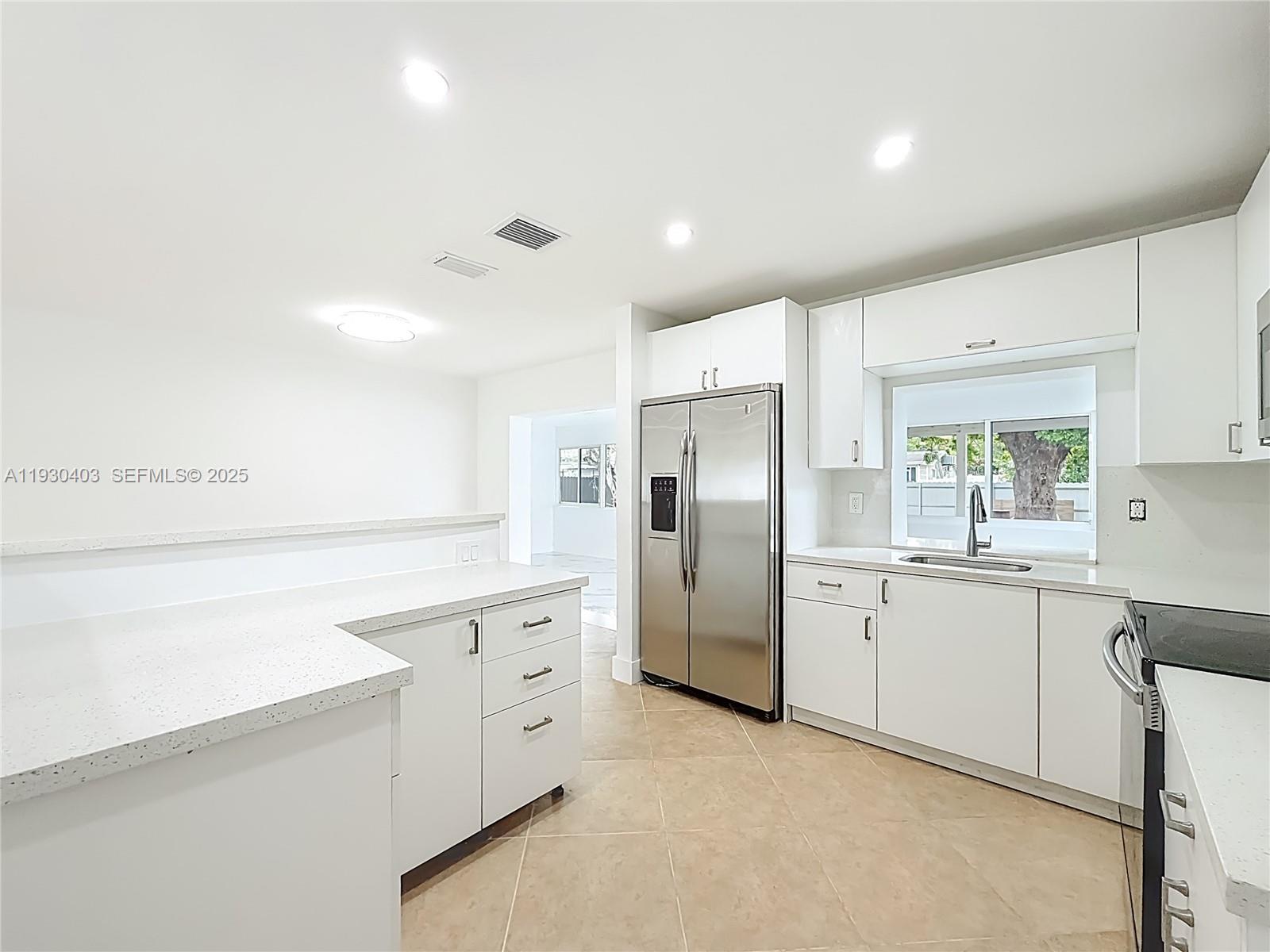 HOLLYWOOD HILLS - Residential