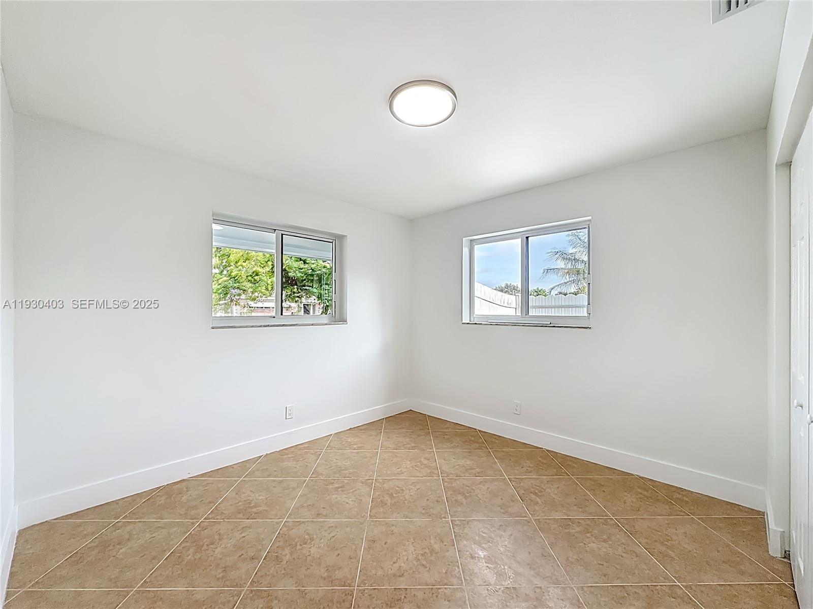 HOLLYWOOD HILLS - Residential