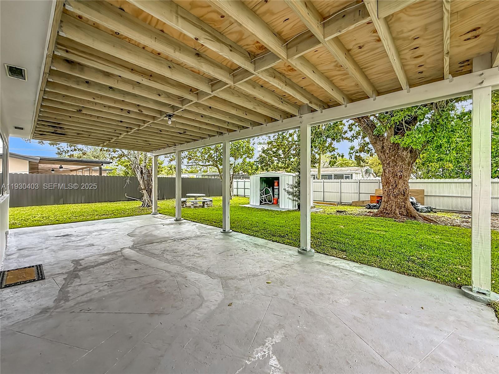 HOLLYWOOD HILLS - Residential