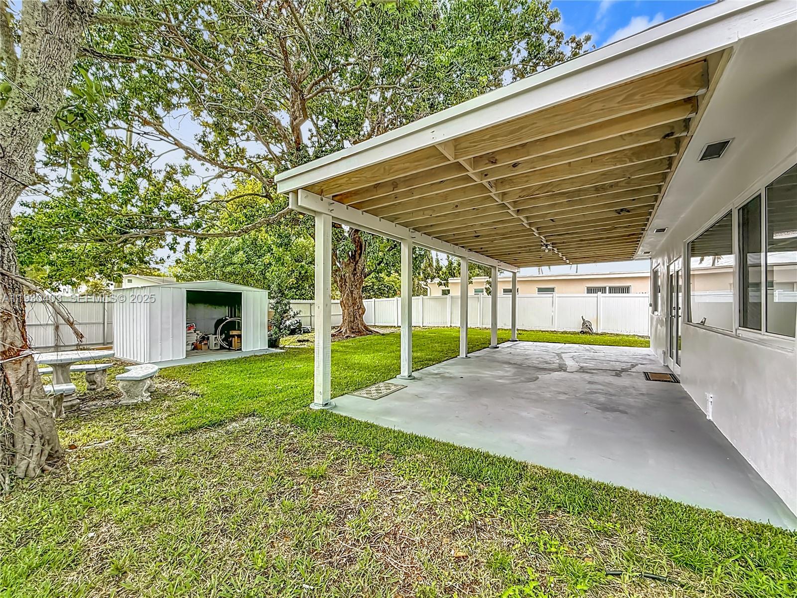 HOLLYWOOD HILLS - Residential