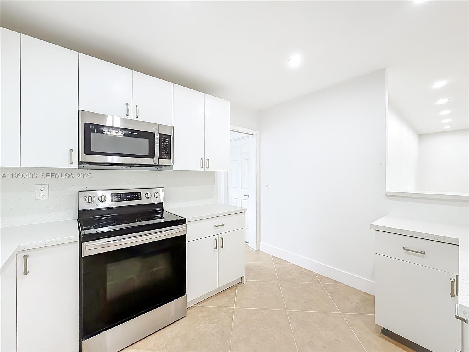 HOLLYWOOD HILLS - Residential