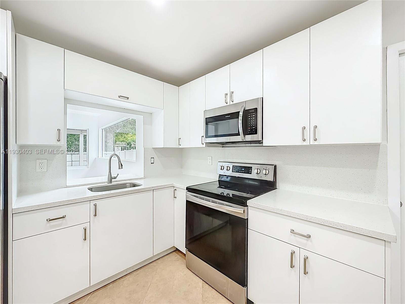 HOLLYWOOD HILLS - Residential