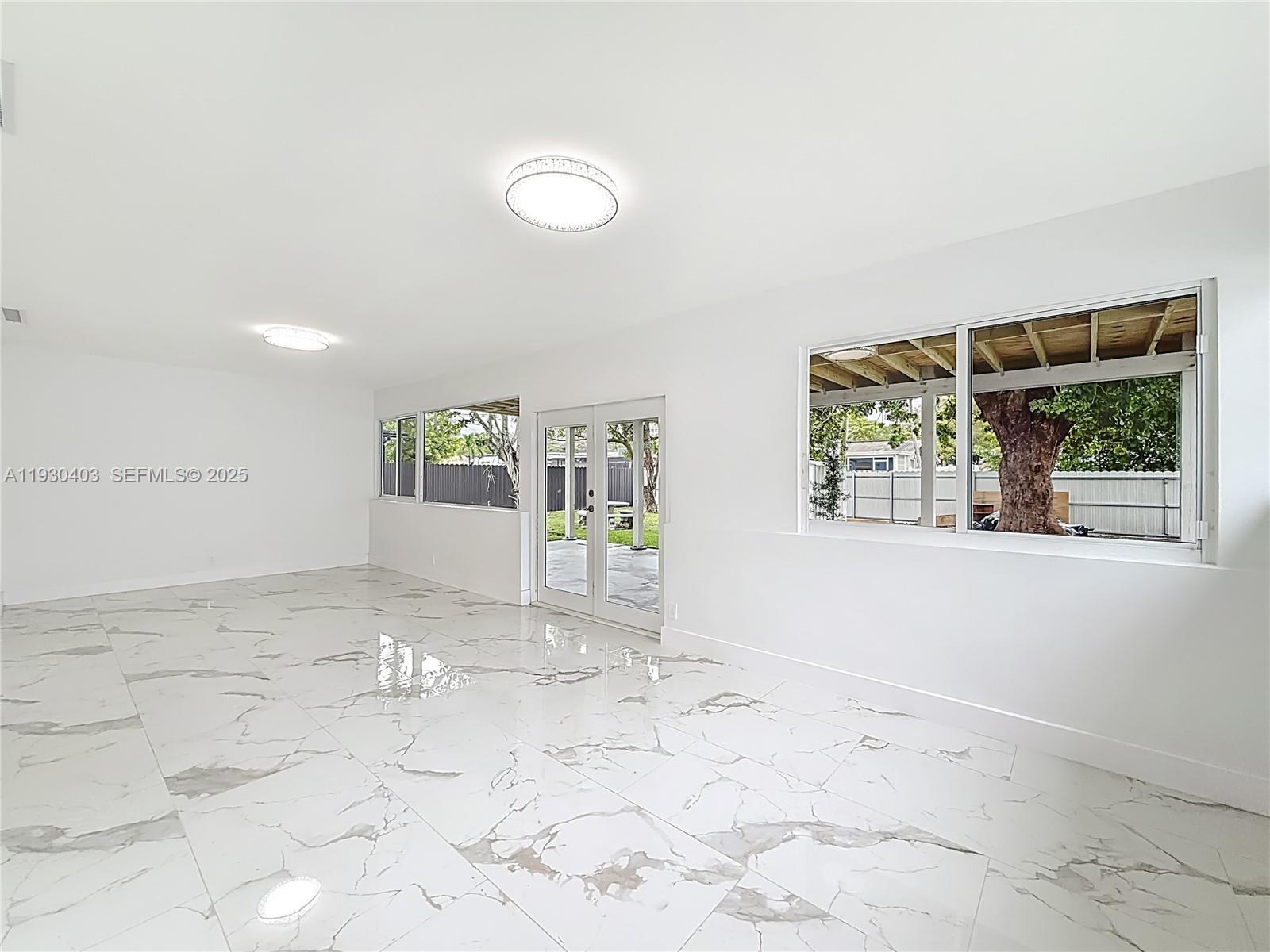 HOLLYWOOD HILLS - Residential