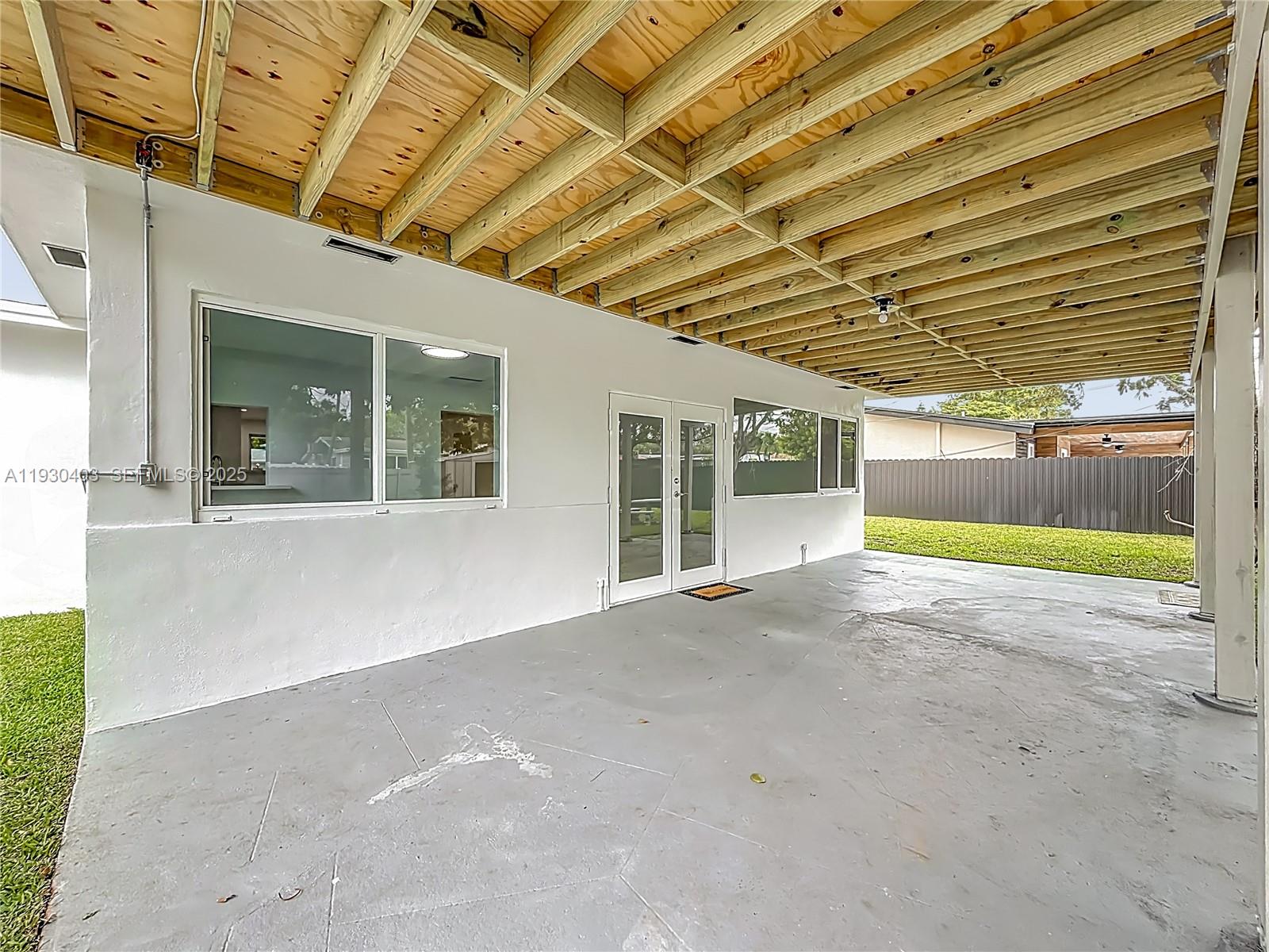 HOLLYWOOD HILLS - Residential