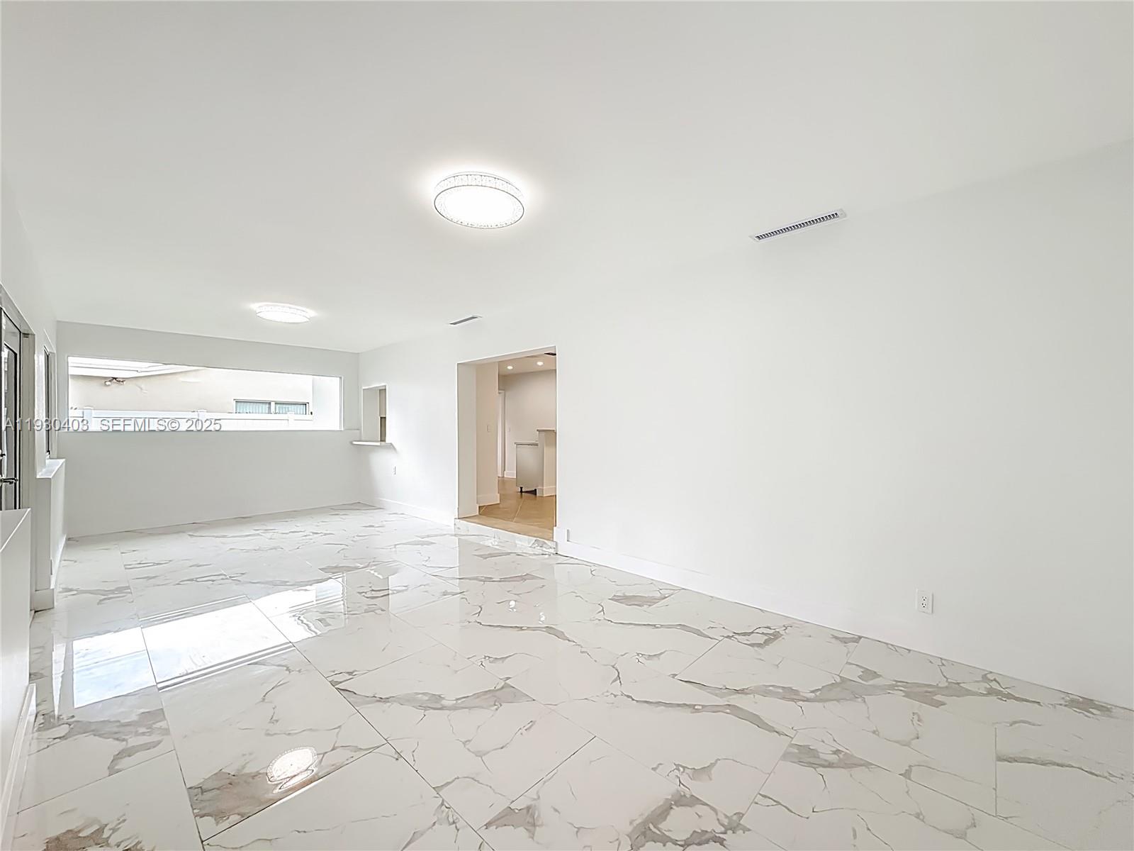 HOLLYWOOD HILLS - Residential