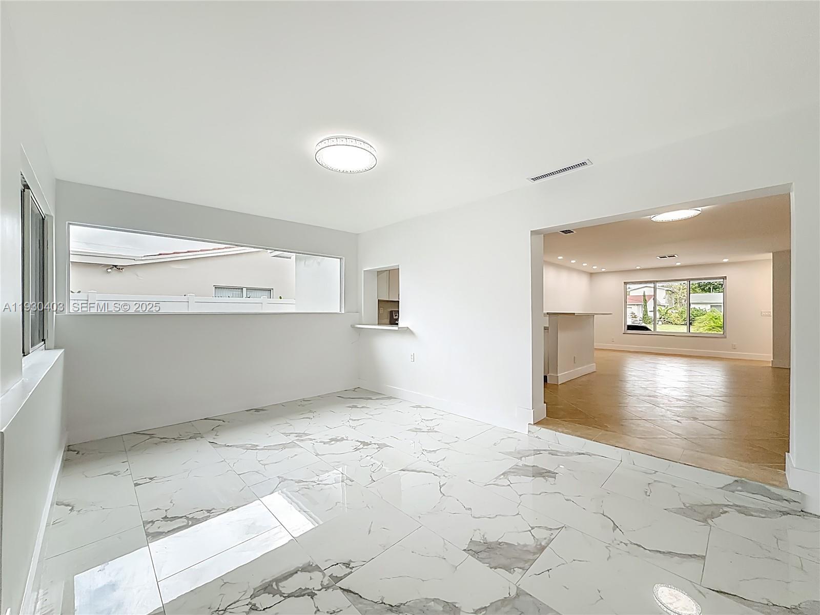 HOLLYWOOD HILLS - Residential