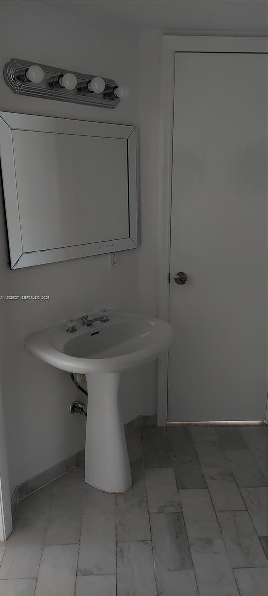 DADELAND COVE SEC 2 - Residential Lease