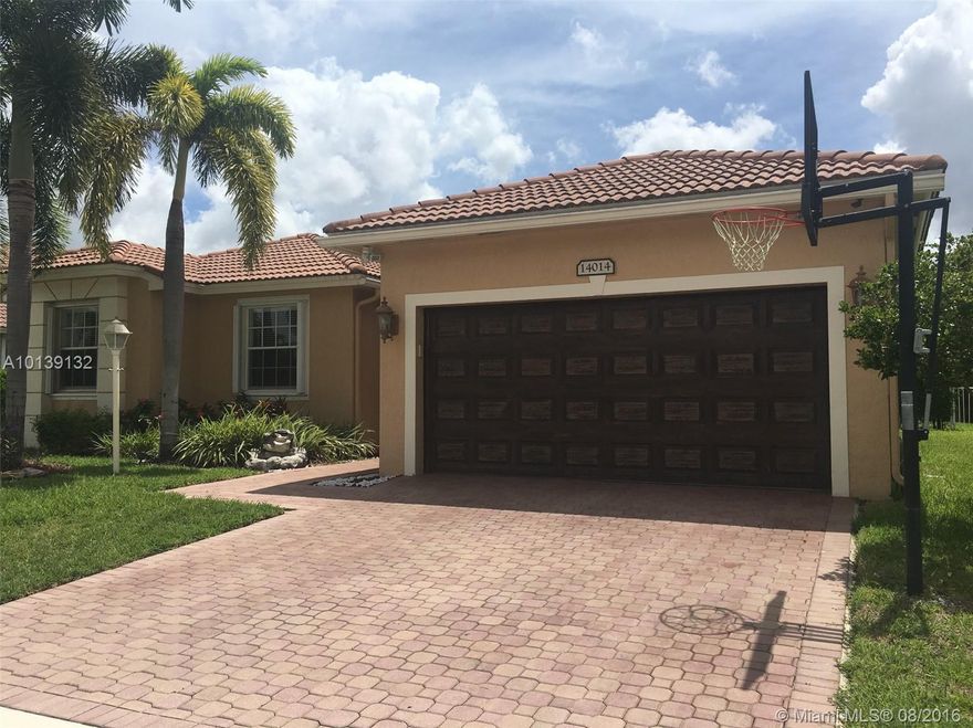 Immaculate spacious home shows like a model!  Available furnished too, you could literally bring your toothbrush and move right in! Fabulous free form pool on an oversized lot, amazing for outdoor entertaining.  Wonderful walk-through granite-top kitchen with family/dining room, formal living, GREAT split floor plan features a private & separate master suite! TWO car garage, & full laundry room inside home!  Voluminous ceilings and lots of windows keep this home bright with TONS of natural light all day.