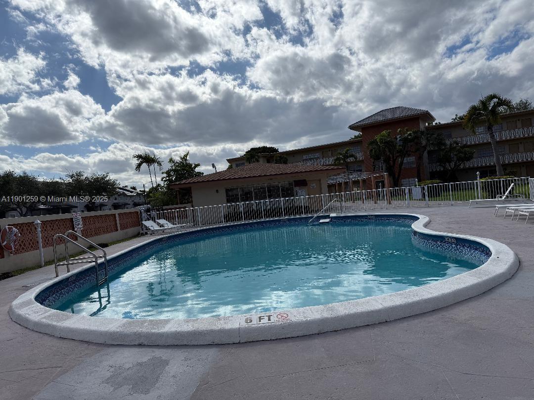 SUTTON HOUSE CONDO - Residential