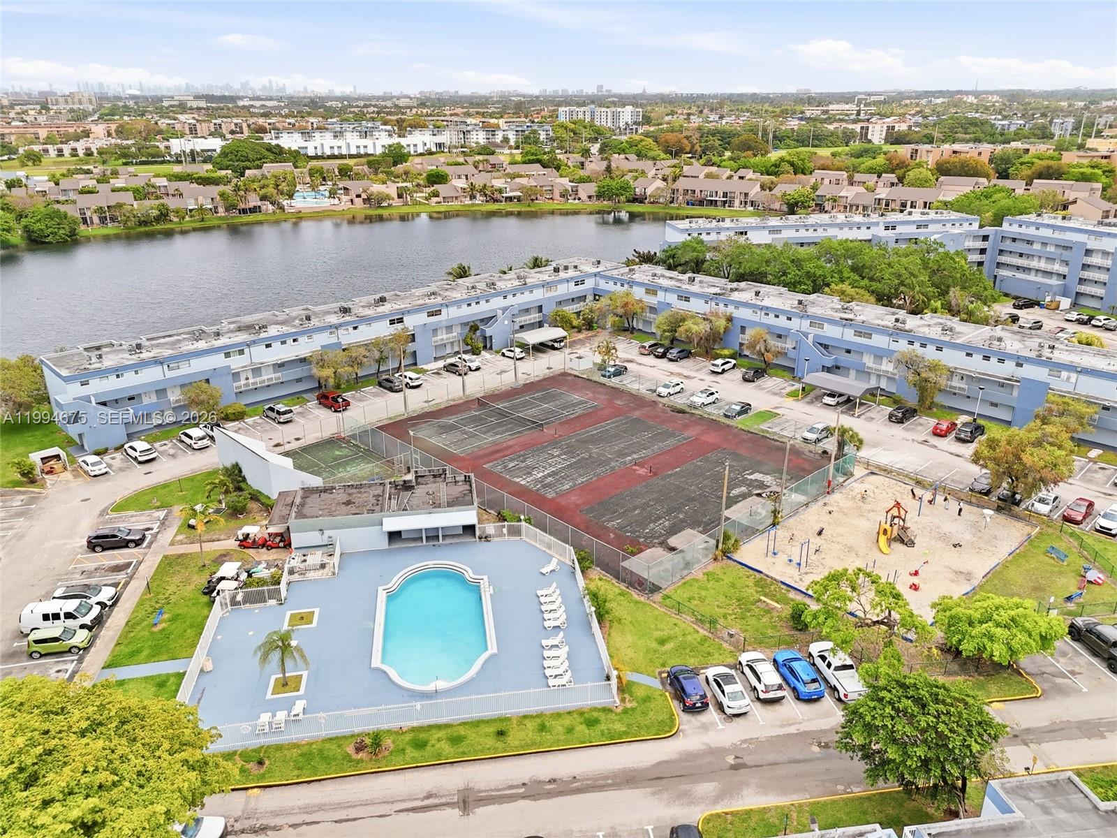 THE BEACH CLUB FONTAINEBL - Residential