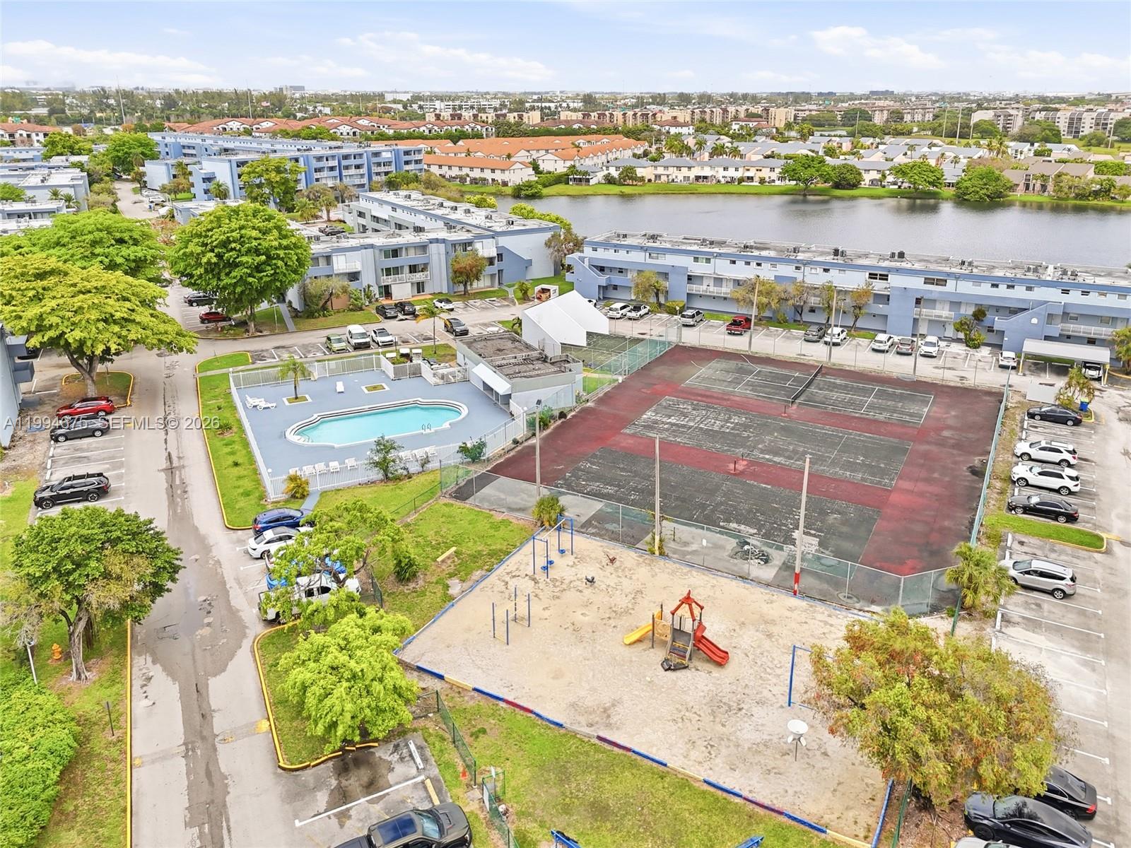 THE BEACH CLUB FONTAINEBL - Residential