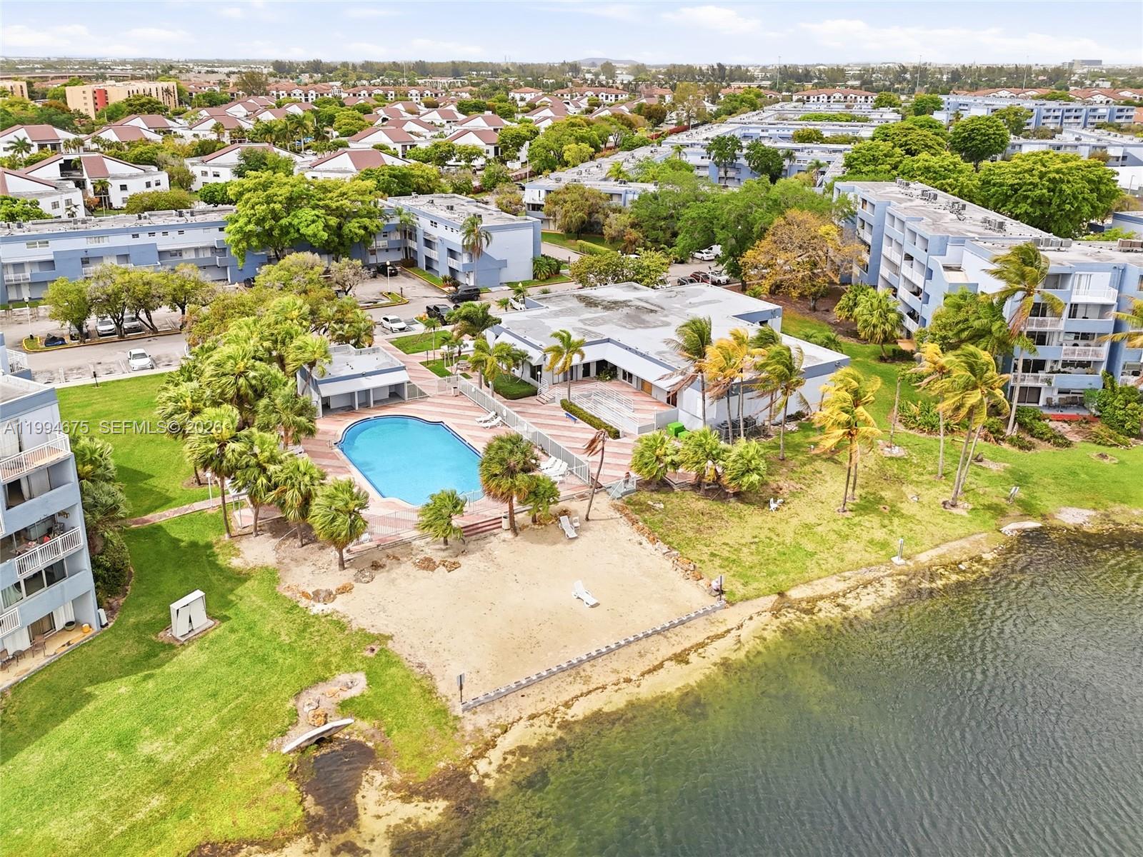 THE BEACH CLUB FONTAINEBL - Residential