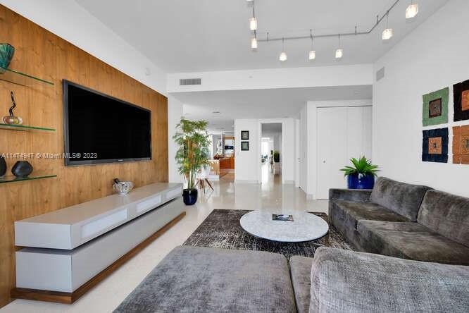 GROVENOR HOUSE CONDO - Residential