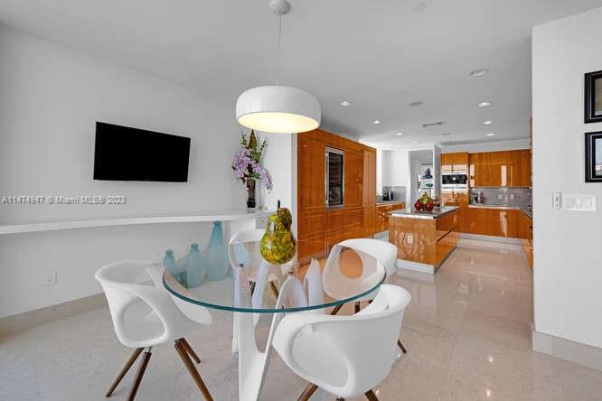 GROVENOR HOUSE CONDO - Residential