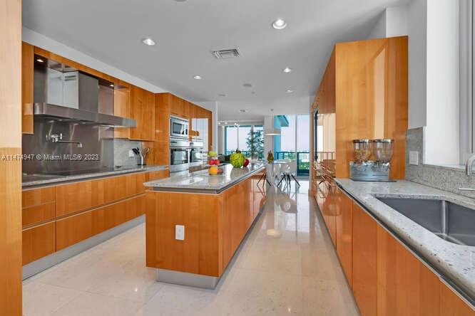 GROVENOR HOUSE CONDO - Residential