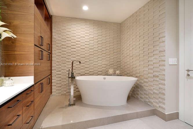 GROVENOR HOUSE CONDO - Residential