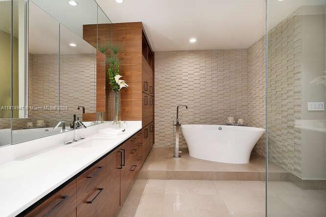 GROVENOR HOUSE CONDO - Residential