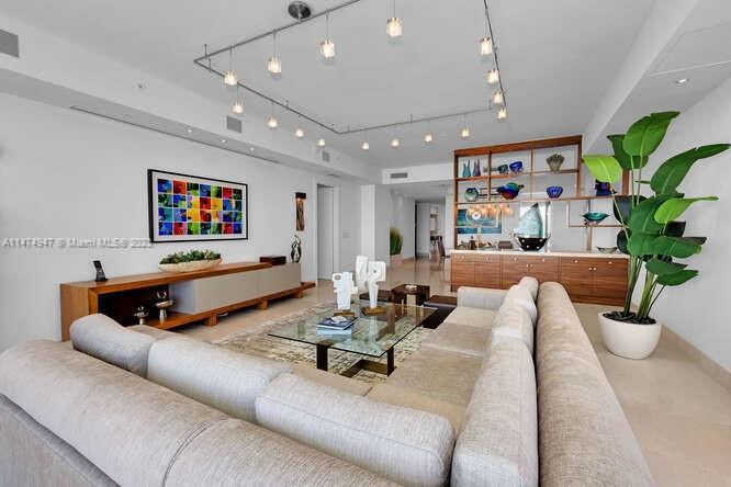 GROVENOR HOUSE CONDO - Residential