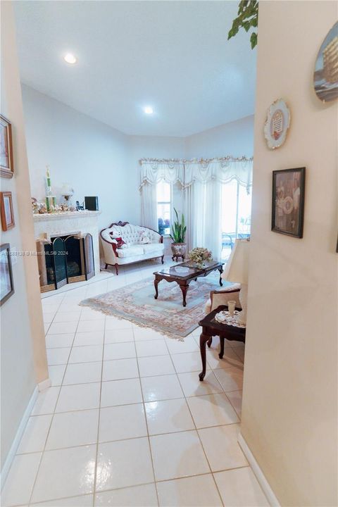 Single Family Residence in Boynton Beach FL 12 Valencia Dr Dr 17.jpg