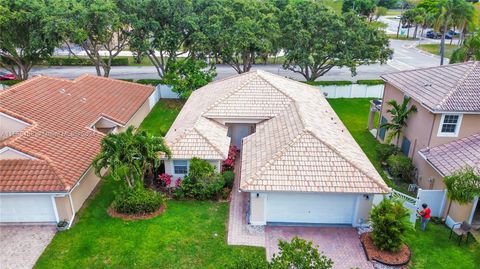 Single Family Residence in Boynton Beach FL 12 Valencia Dr Dr 2.jpg