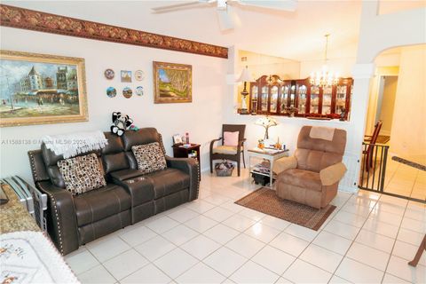 Single Family Residence in Boynton Beach FL 12 Valencia Dr Dr 21.jpg