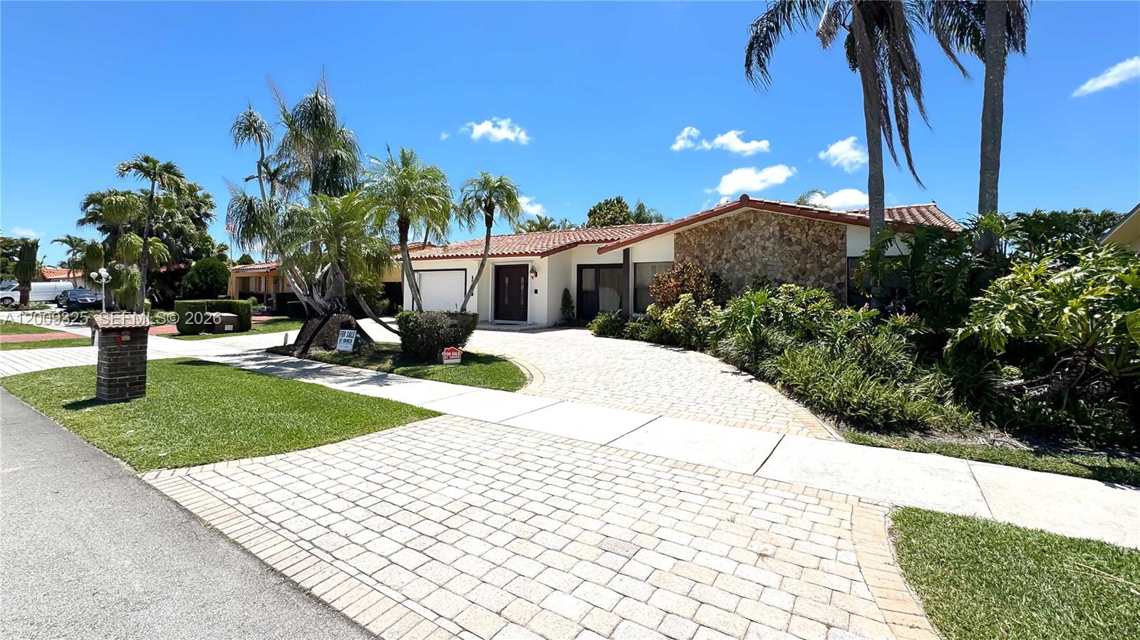 TAMIAMI LAKES SEC 1 - Residential