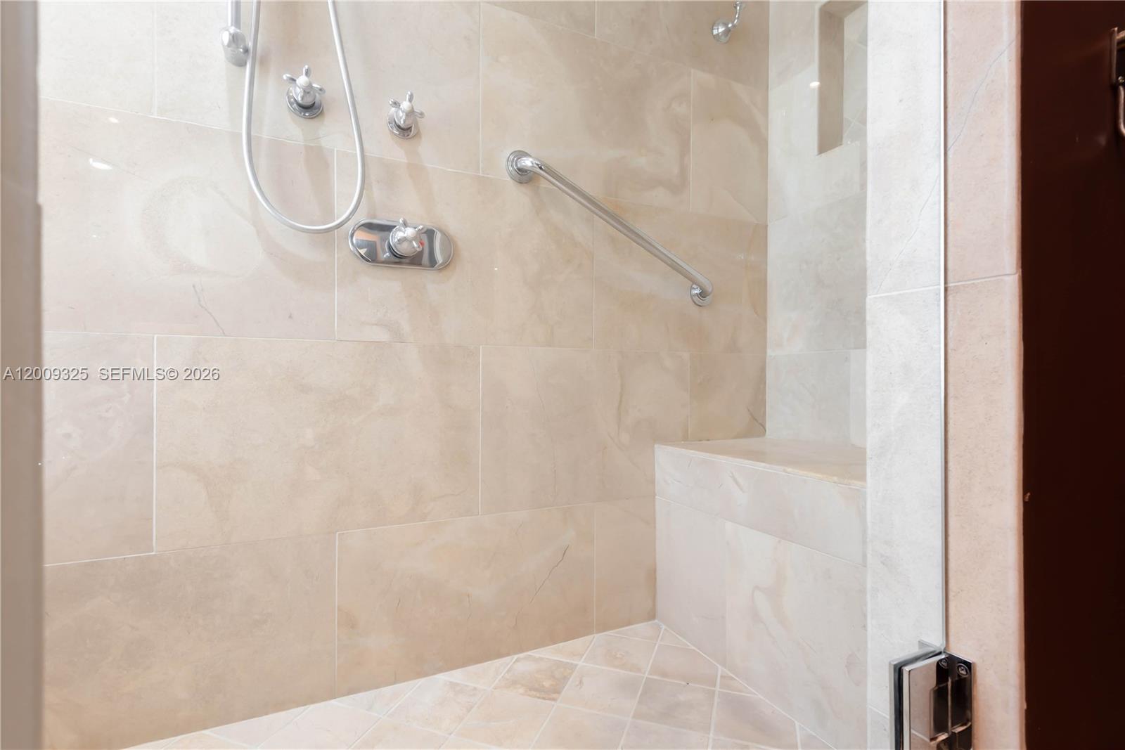 TAMIAMI LAKES SEC 1 - Residential