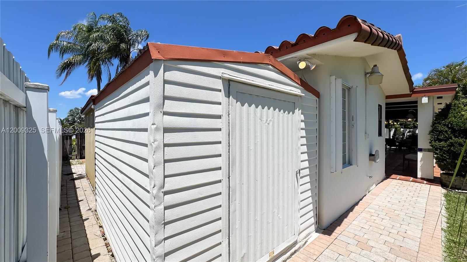 TAMIAMI LAKES SEC 1 - Residential