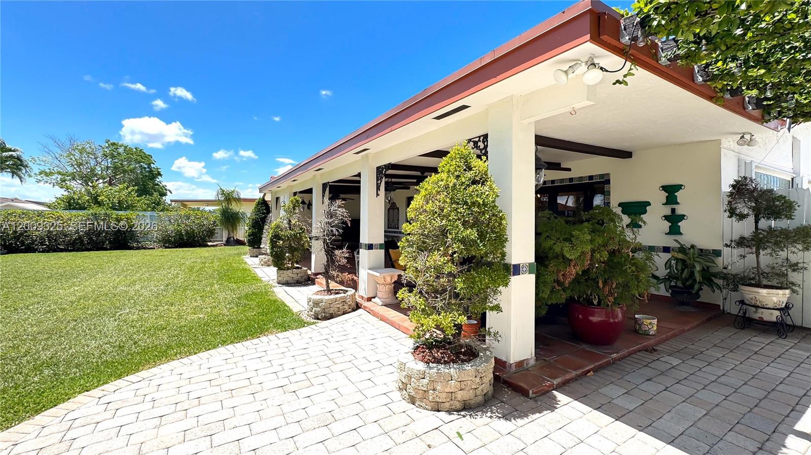 TAMIAMI LAKES SEC 1 - Residential