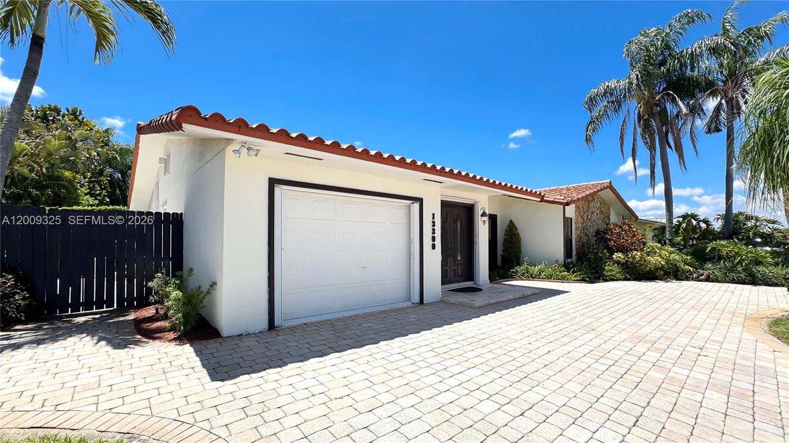 TAMIAMI LAKES SEC 1 - Residential