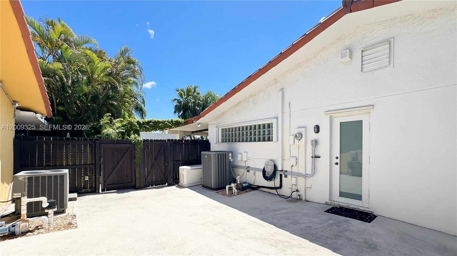 TAMIAMI LAKES SEC 1 - Residential