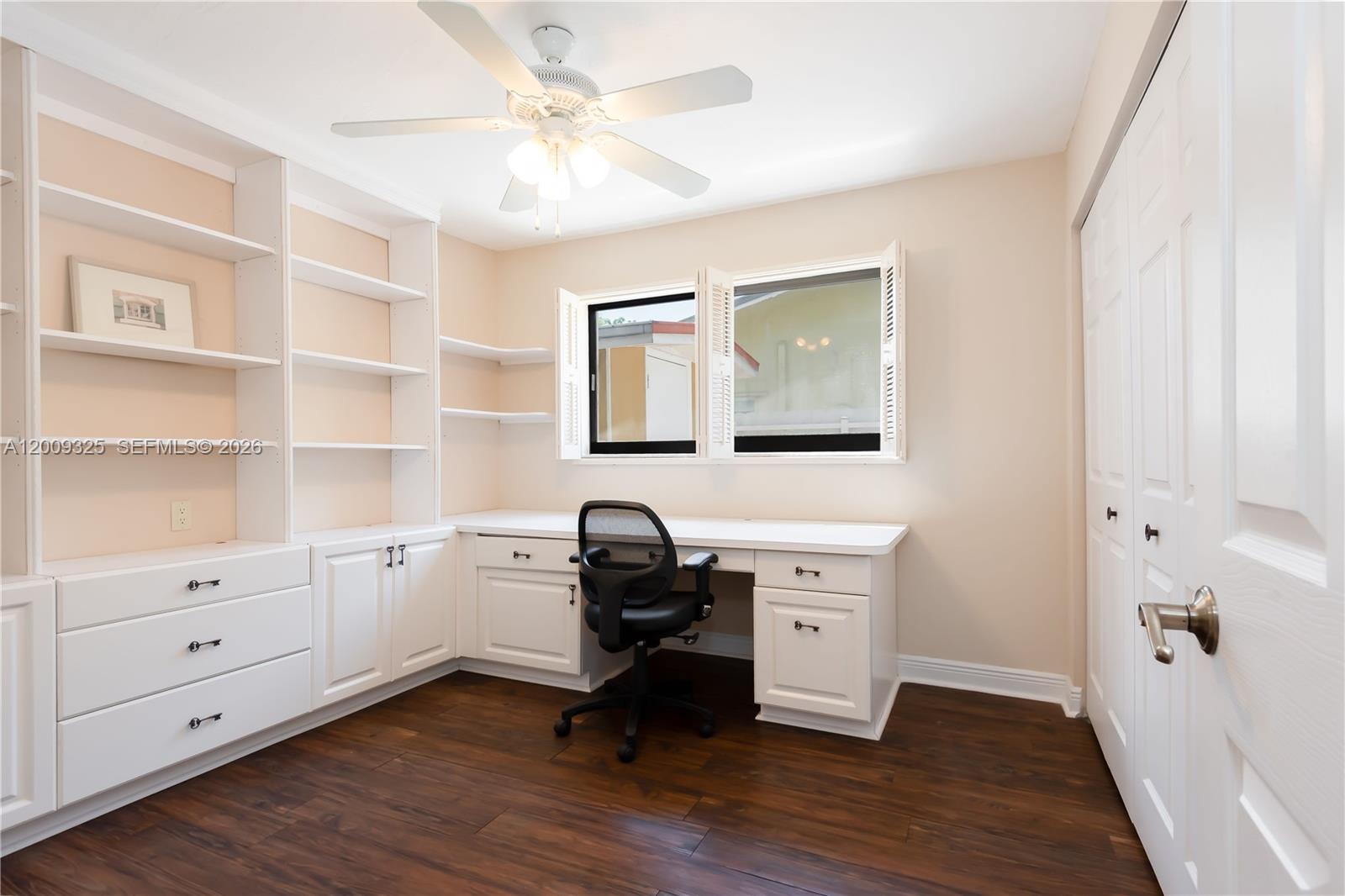 TAMIAMI LAKES SEC 1 - Residential