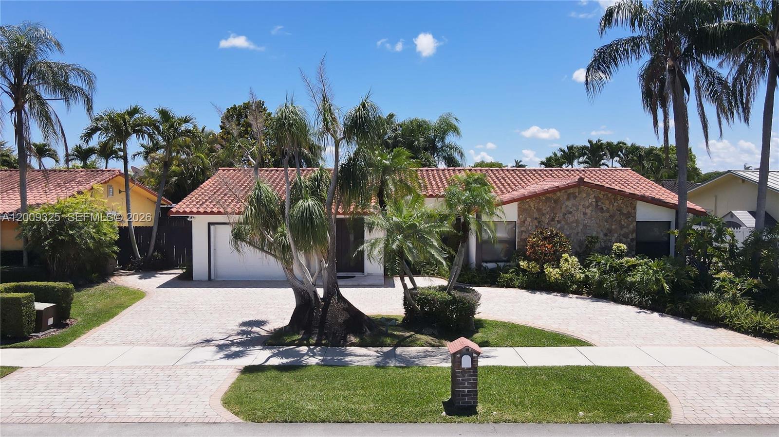 TAMIAMI LAKES SEC 1 - Residential