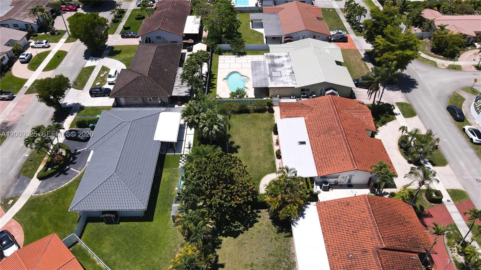 TAMIAMI LAKES SEC 1 - Residential