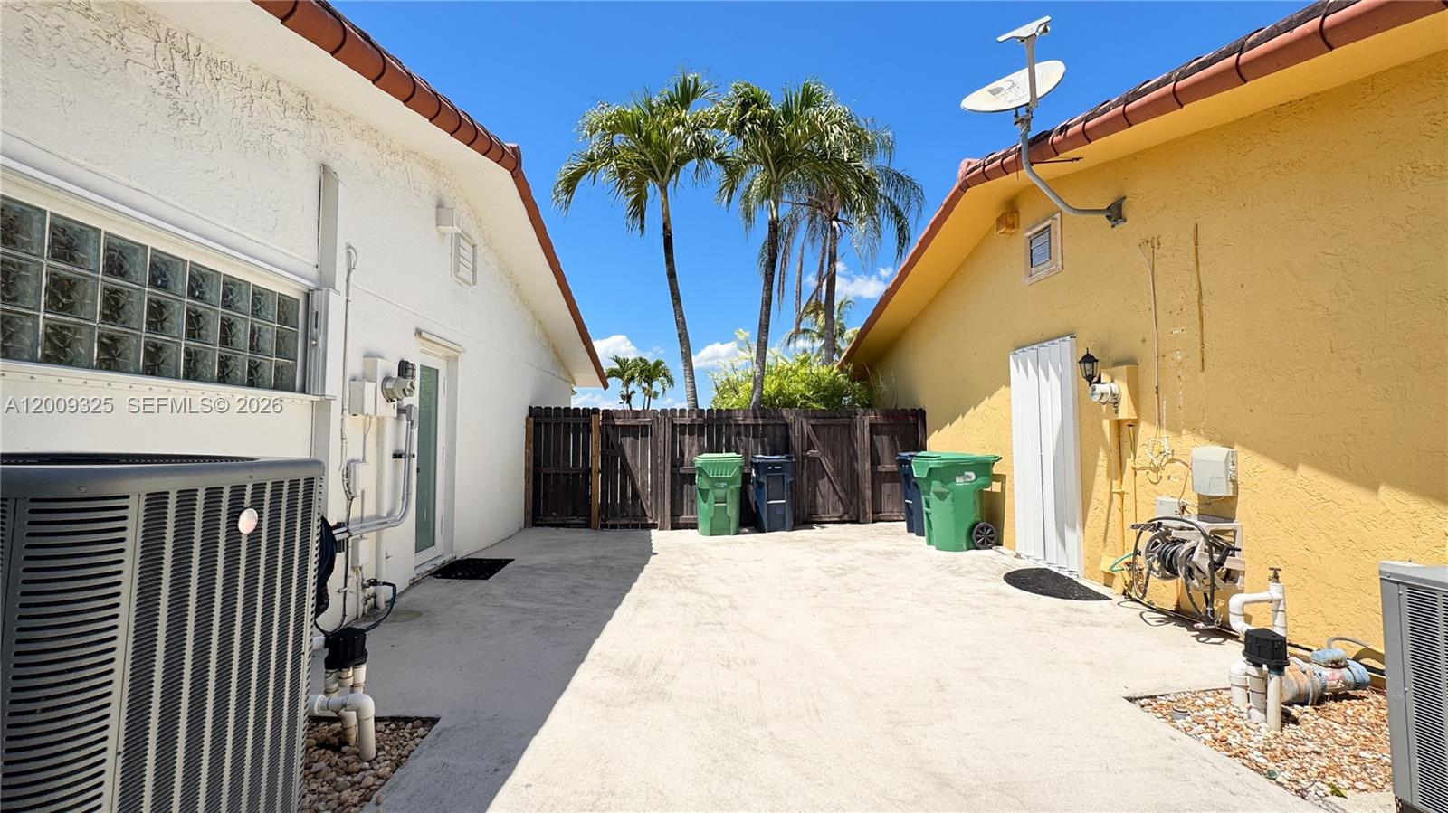 TAMIAMI LAKES SEC 1 - Residential