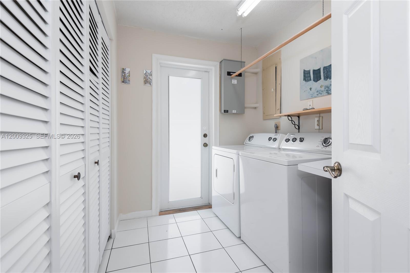 TAMIAMI LAKES SEC 1 - Residential