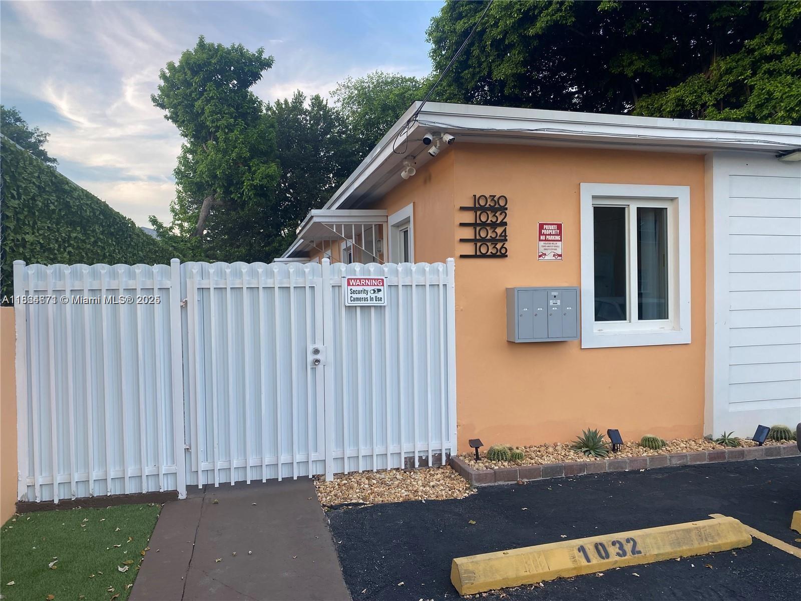 Great location for this amazing rental. Remodeled 1 bedroom, 1 bath. Washer and drier in the complex. Close to Flagler Street, supermarkets, stores, schools, restaurants. Easy access to public transportation.