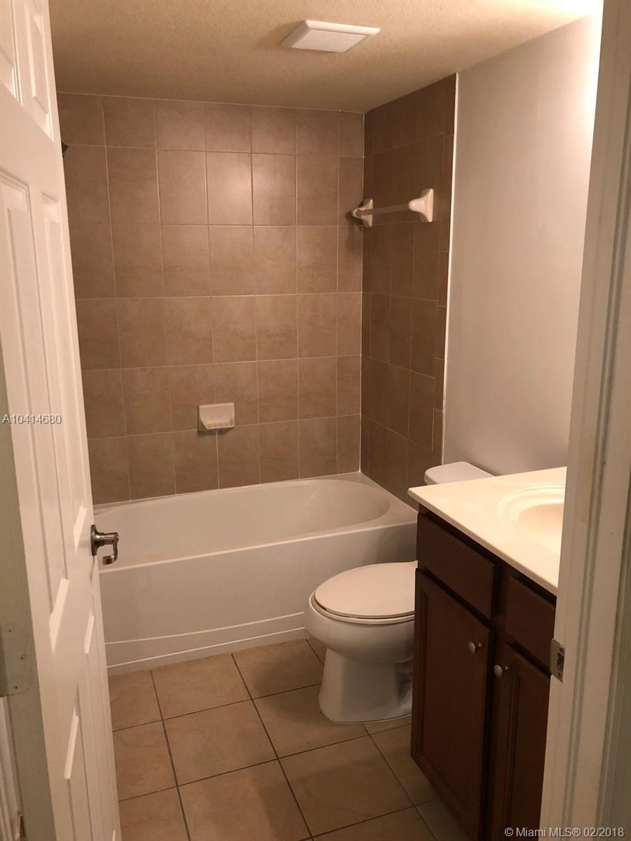 THE COURTS AT BAYSHORE II - Residential Lease